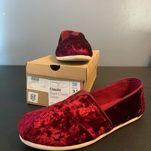 Classic black cherry velvet toms